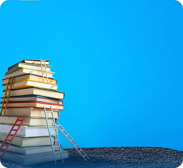 برجی از کتاب‌ها با نردبان‌های رنگی
